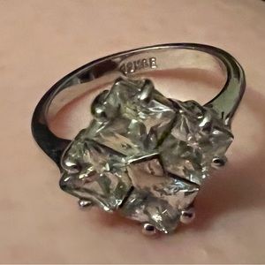 18KGE Beautiful Diamond-like ring!